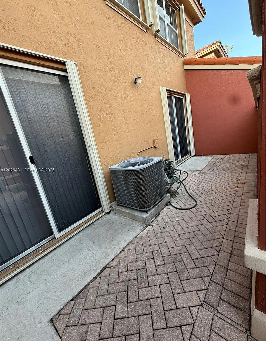 3 bed, 2.5 bath, 1210 sqft, $3,100 — Photo 3