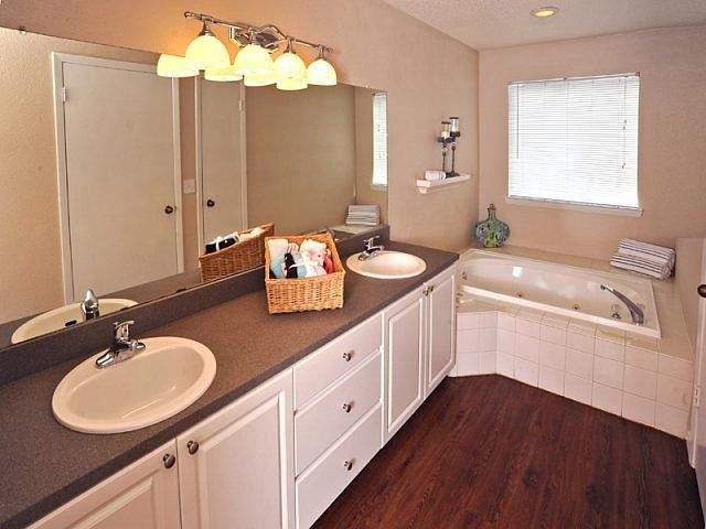 Bath With Dual Sinks & Jetted Tub