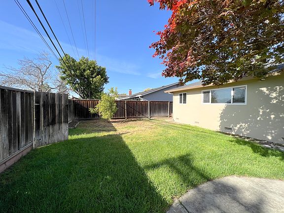 3rd image of 949 Brentwood Dr