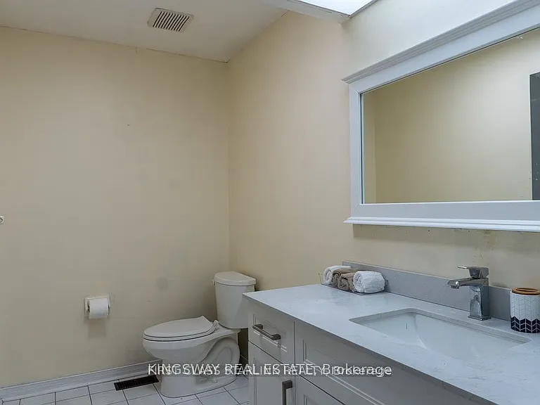 1048 Charminster Cres — Photo 21