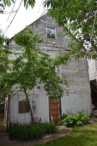 2nd image of 8811 S Escanaba Ave