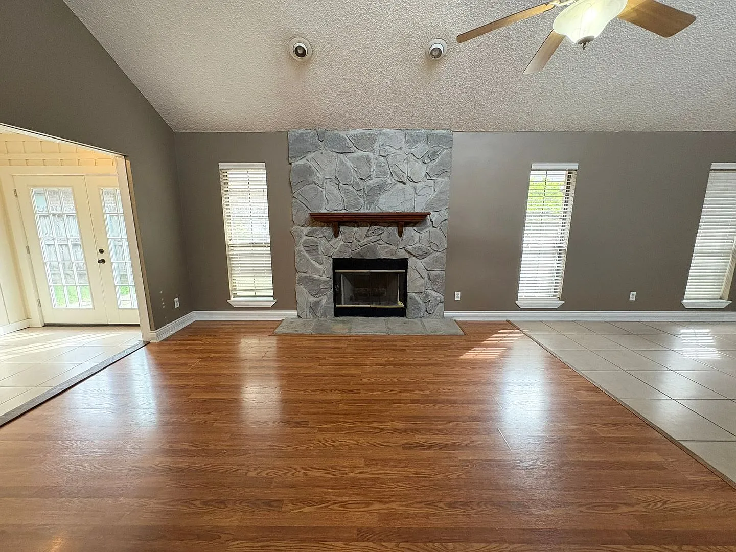 Spacious 3 Bedroom, 2 Bath Home Close to Restaurants & Shopping Centers — Photo 2