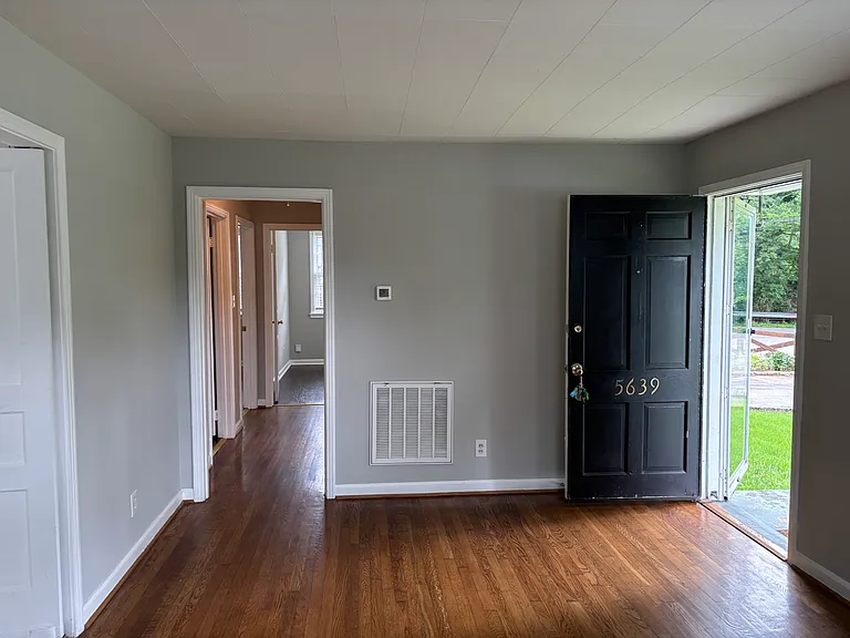 5639 Meadowcrest Ln — Photo 10