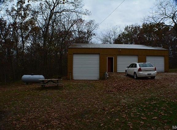 Detached 3 car garage w/oversized bay for RV/boat/etc.