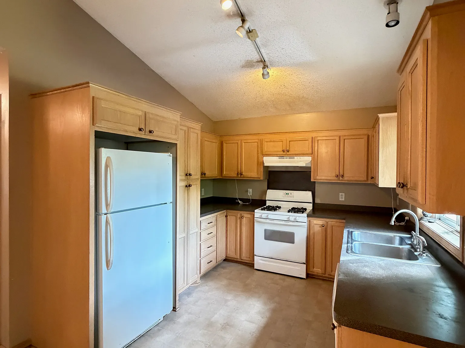 6 bed, 2100 sqft, $2,500 — Photo 4