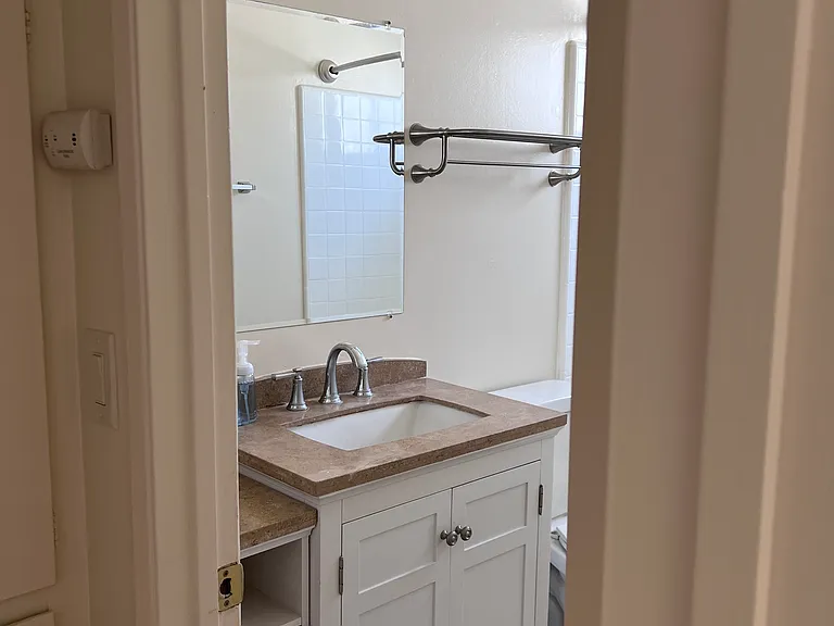 2601 W Victory Blvd #J — Photo 8