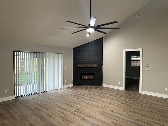 4th image of 99 Nob Hill Cir #B
