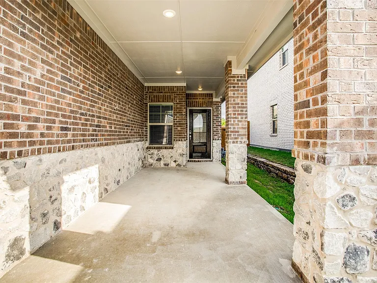 612 McKenna Dr — Photo 5