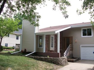 241 Strathmore Ct, Bloomingdale, IL 60108