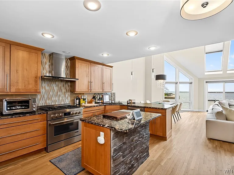 36 Harbour Pointe Cmn — Photo 4