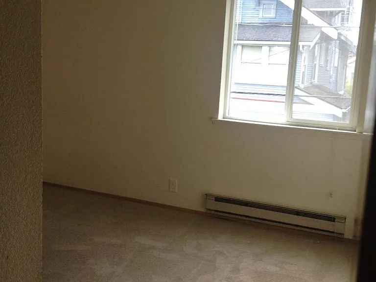 University Court Apartments — Photo 16