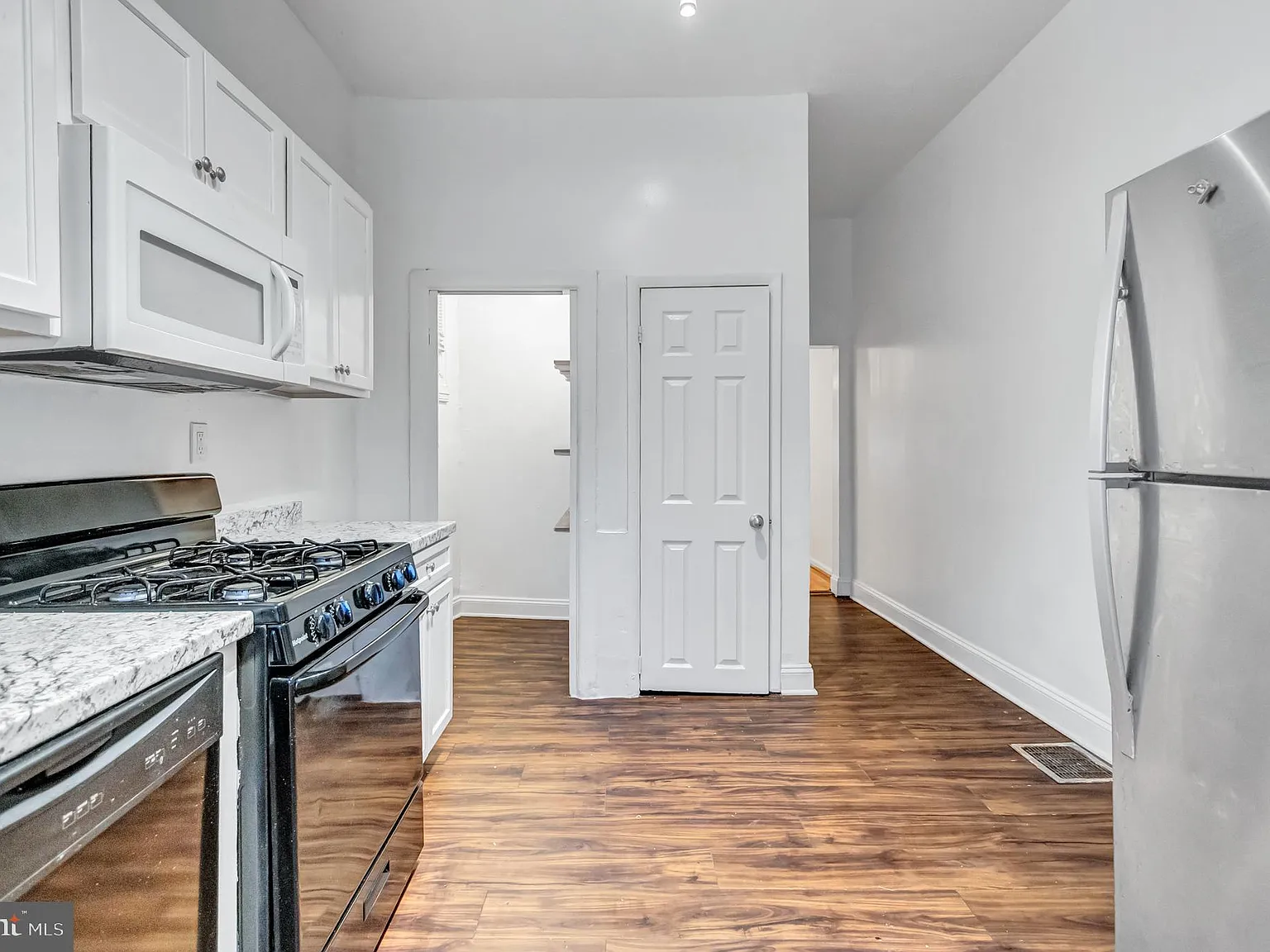 3 bed, 2.0 bath, 2004 sqft, $1,800 — Photo 4