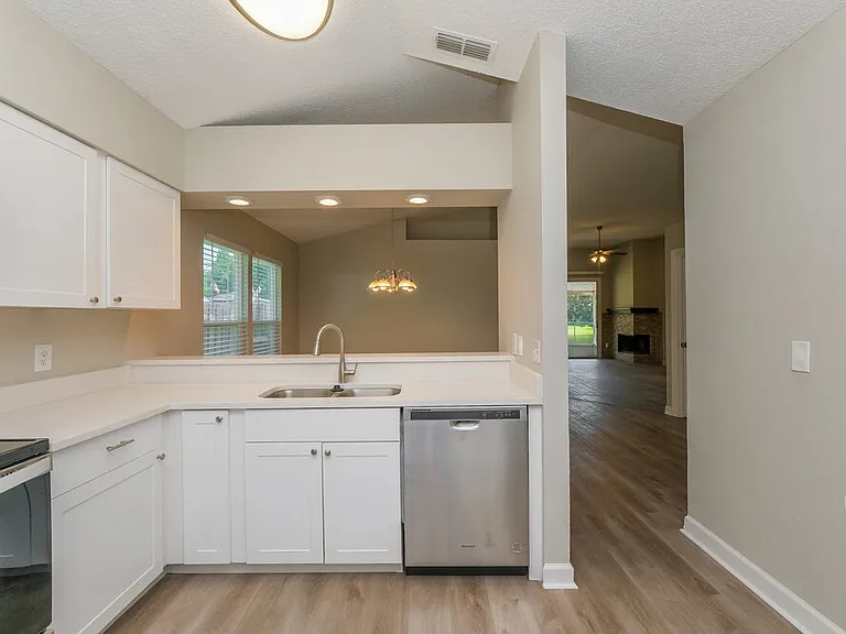 10243 Allenwood Dr — Photo 9