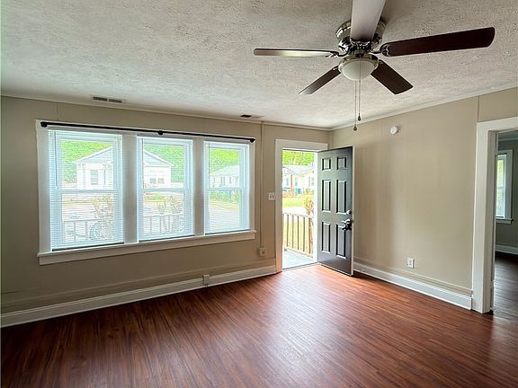 4th image of 216 Sedberry St