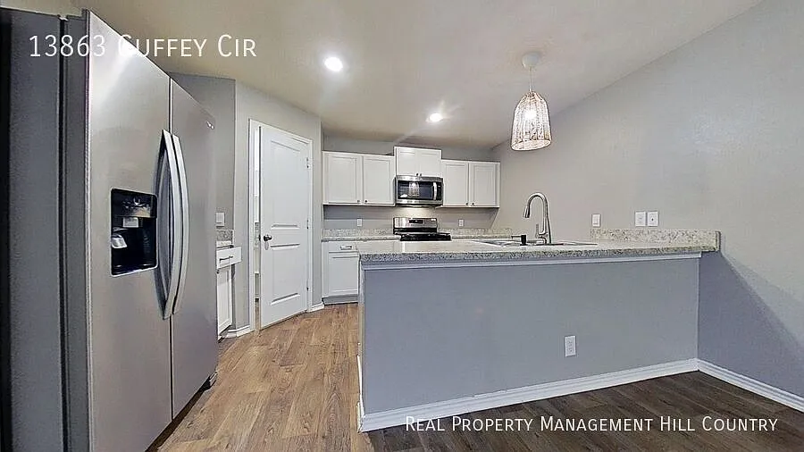 4 Bed / 2.5 Bath with Spacious backyard and Walk-in Closet — Photo 4