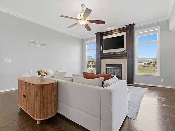 3rd image of 1010 Wellington Way