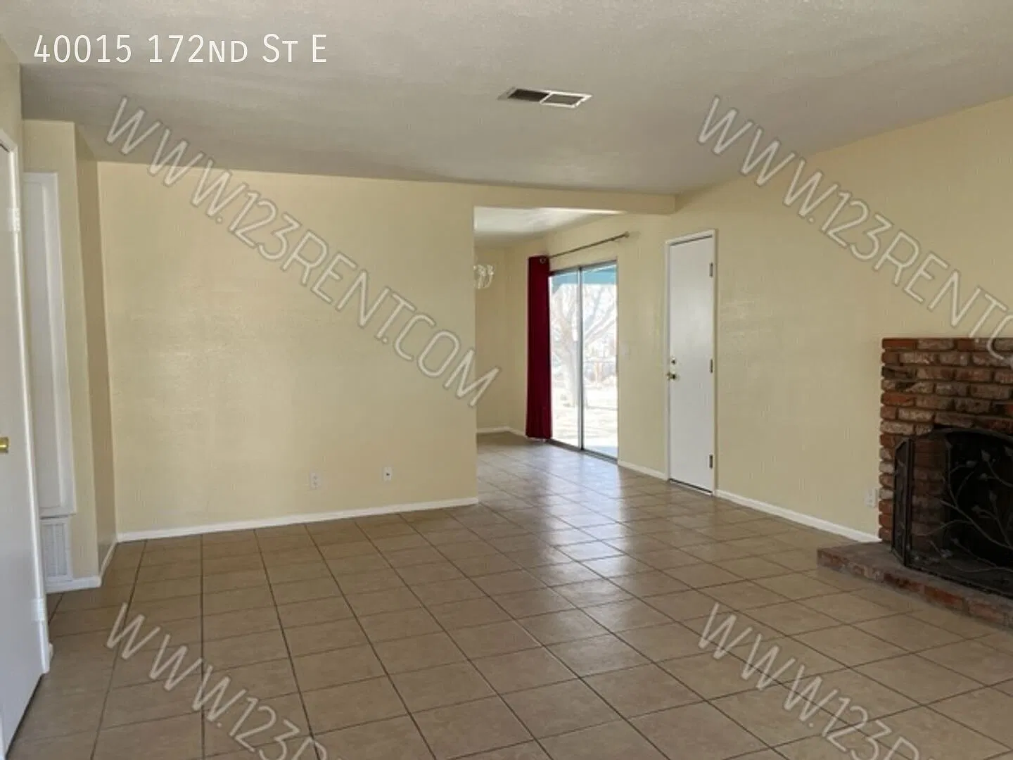 Lake Los Angeles 4 Bed / 2 Bath on a Half Acre, RV Space, 2-Car Garage, Vouchers Welcome — Photo 4