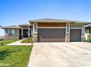 635 NE Dellwood Dr, Waukee, IA 50263