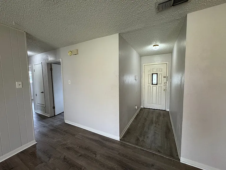 1402 Hammond Dr — Photo 3