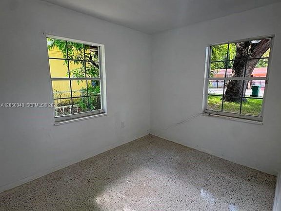 3rd image of 475 NE 164th St