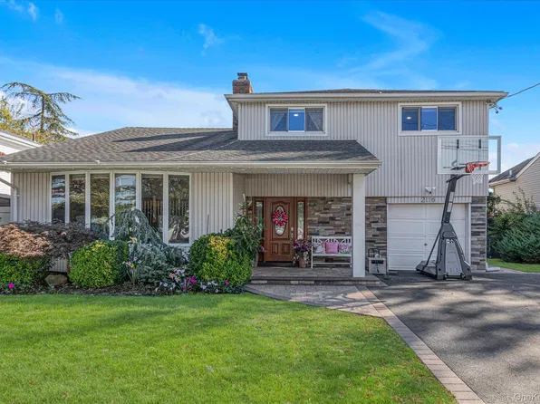 2116 Oliver Way, Merrick, NY 11566