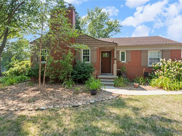 24530 Hickory Dr, Grosse Ile, MI 48138