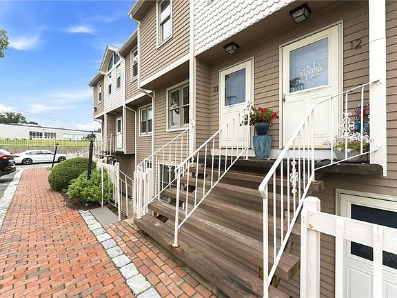 3rd image of 3399 Post Rd APT 13