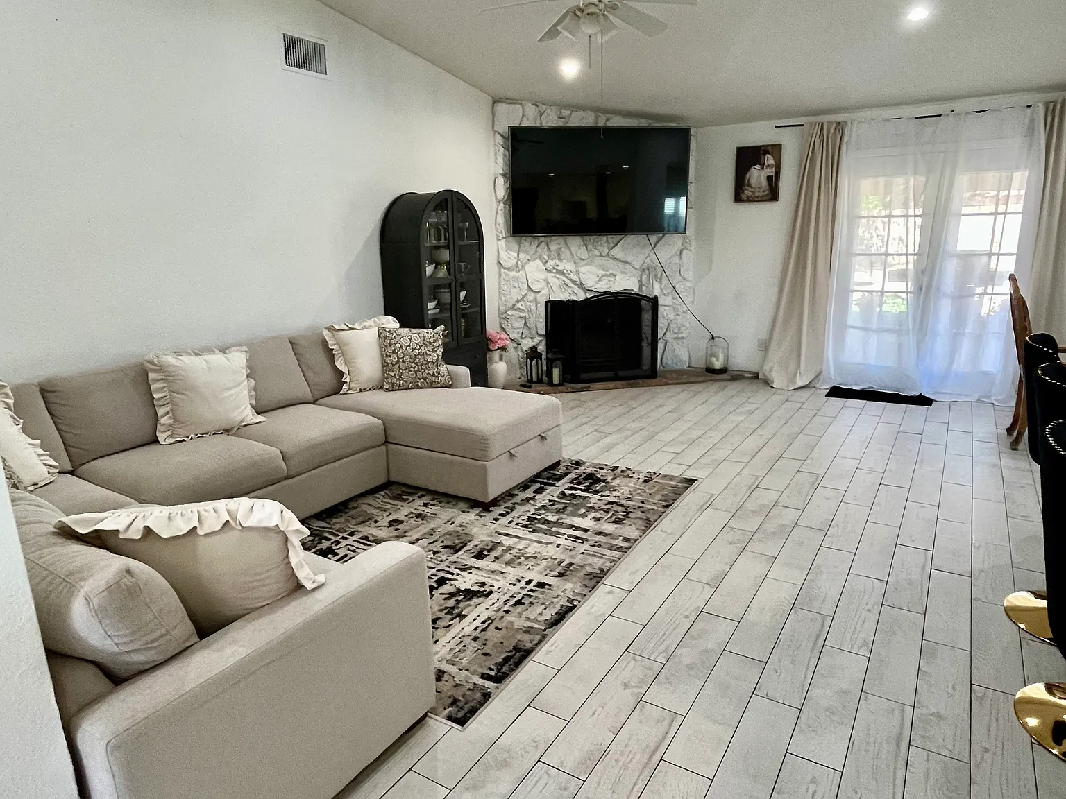 4 bed, 2080 sqft, $3,800 — Photo 3