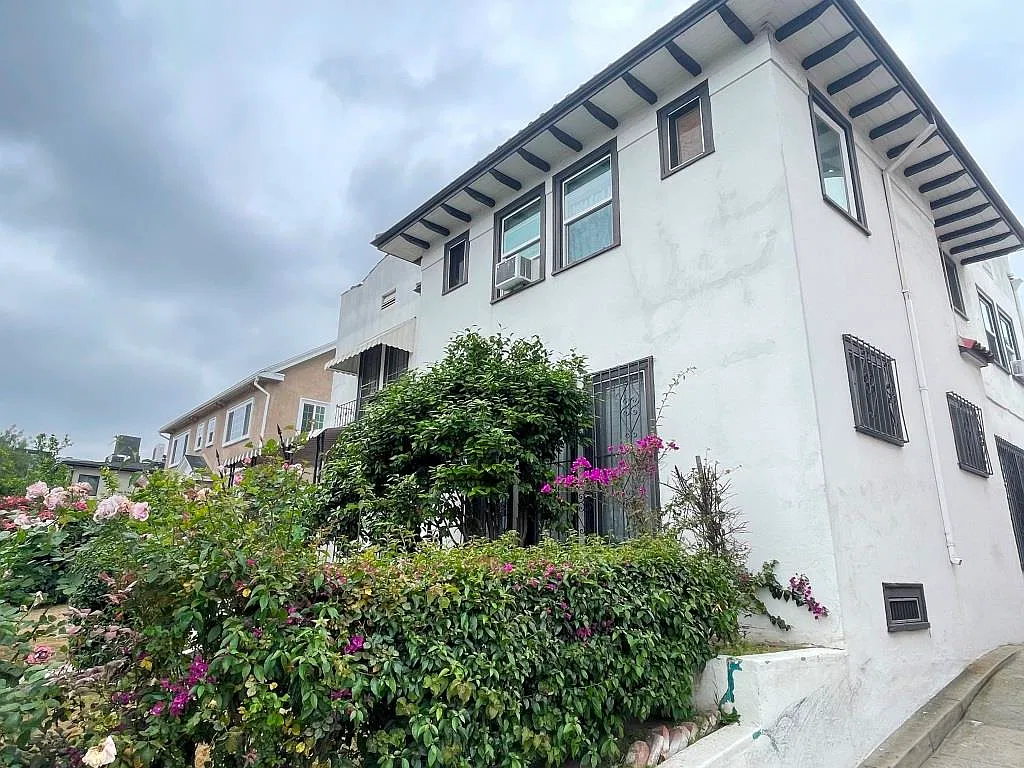 4 bed, 3.5 bath, 2200 sqft, $5,000 — Photo 1
