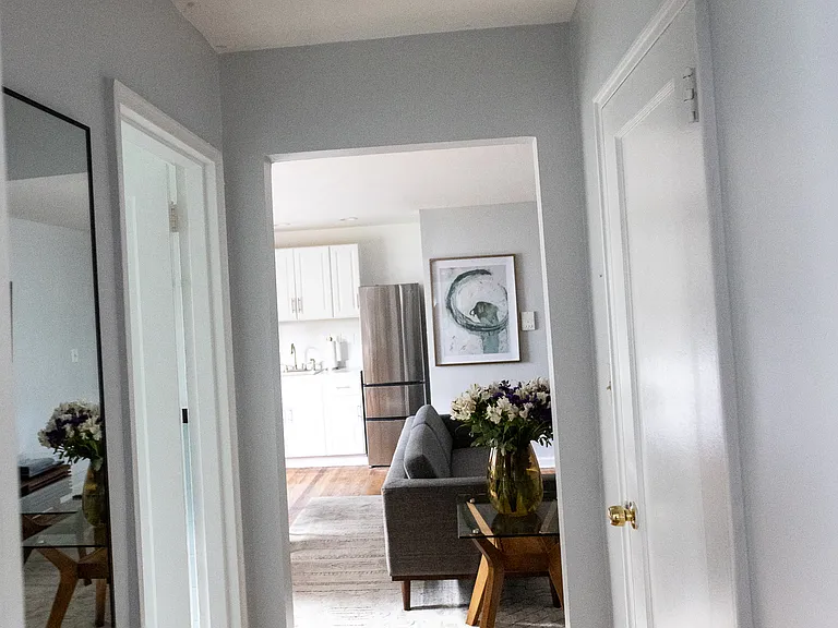 Lexington Garden Apartment — Photo 13
