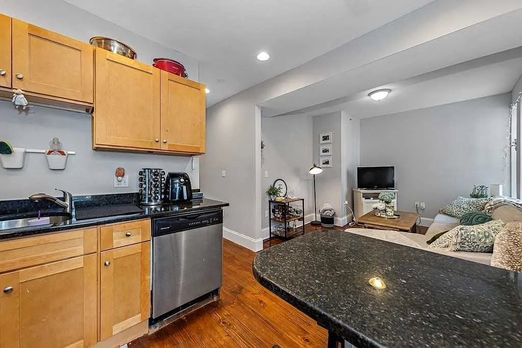 4 bed, $6,000 — Photo 2