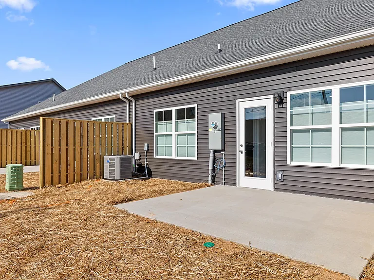658 Bellingham Dr NE — Photo 31