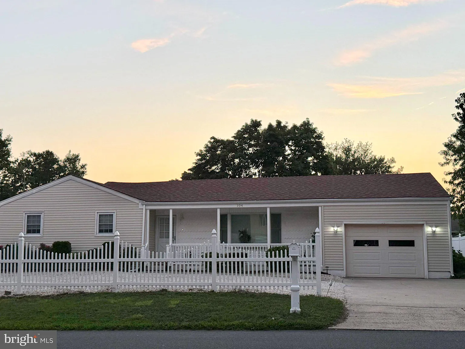 4 bed, 1.5 bath, 1688 sqft, $3,000 — Photo 2