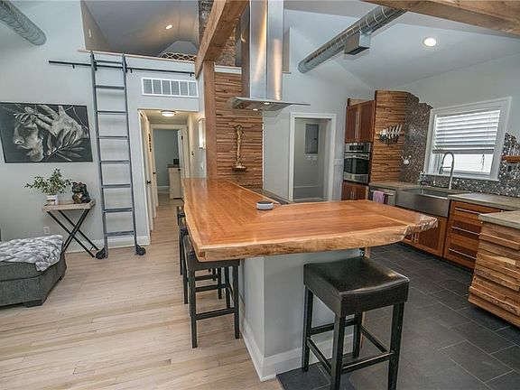 5th image of 2211 Clarence Ave