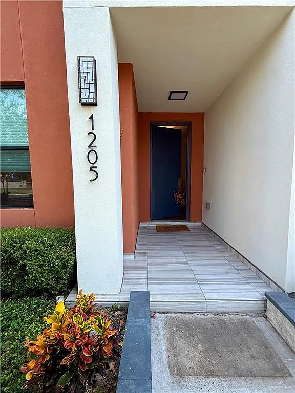 3 bed, 3.0 bath, 1955 sqft, $2,400 — Photo 2