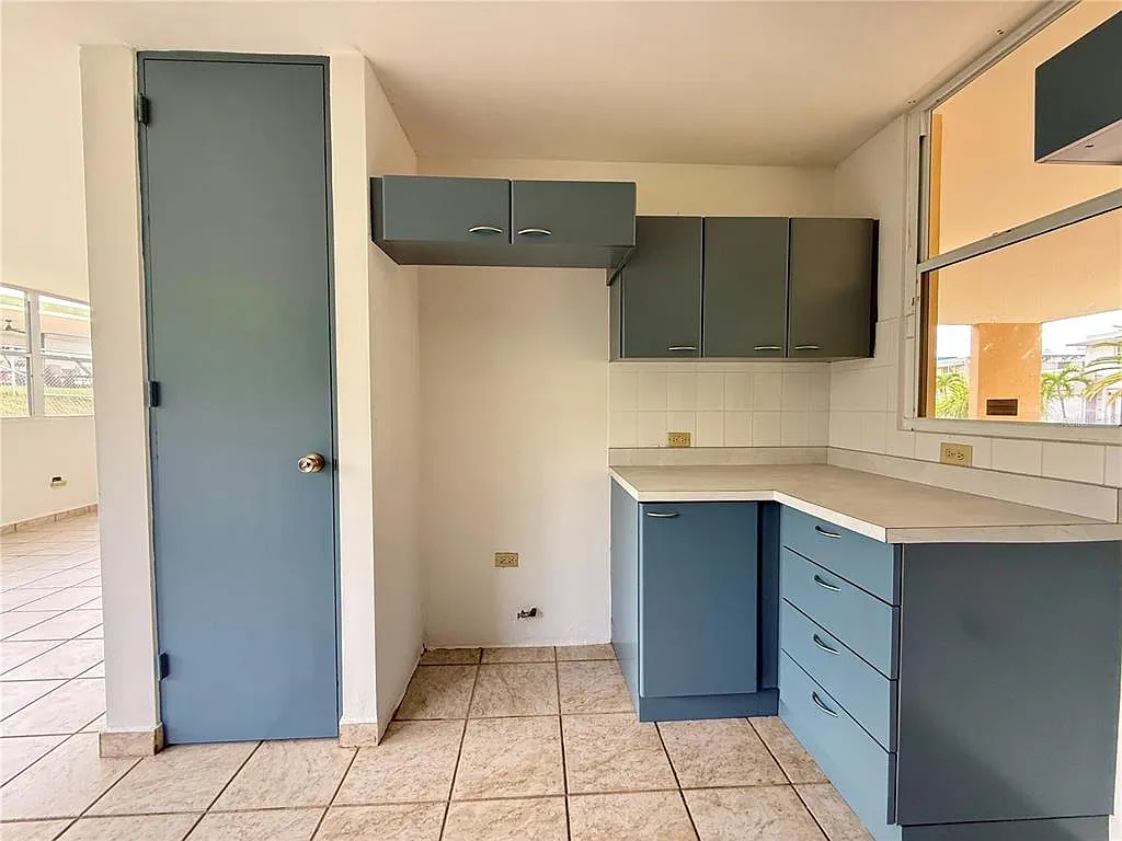 4 bed, 2.5 bath, 1600 sqft, $2,300 — Photo 2