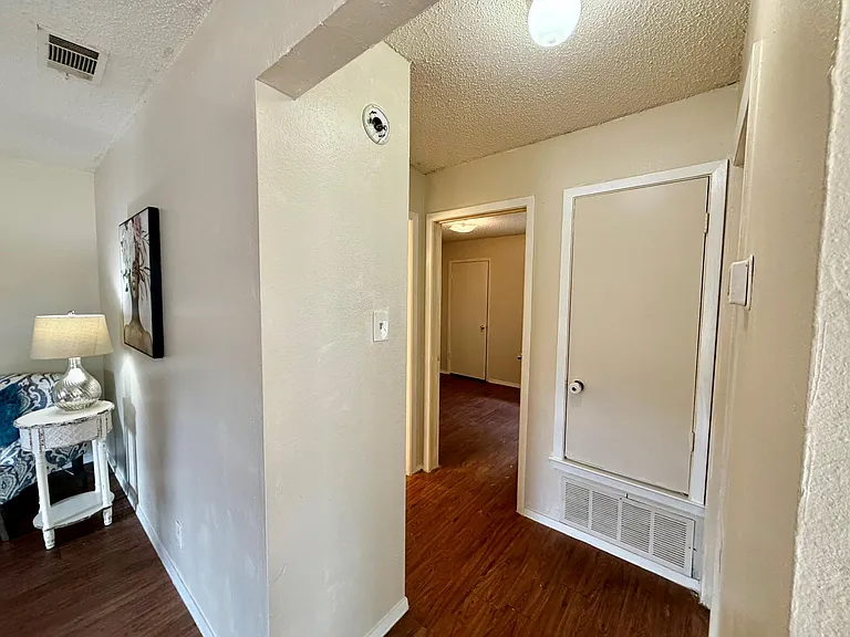 402 Hedgewood Dr #C — Photo 7