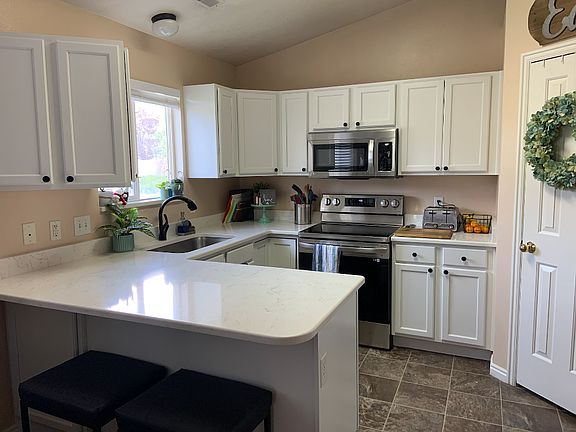 Updated kitchen (walls now updated and painted white)