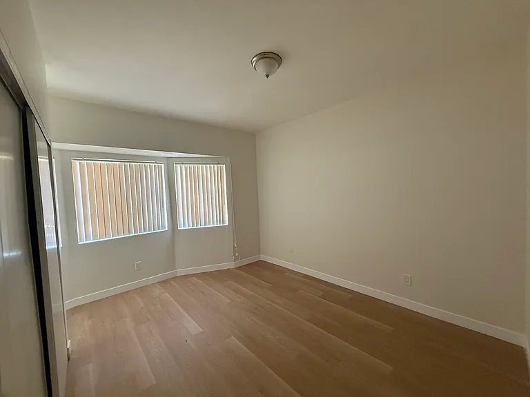 810 W 48th St #810 — Photo 6