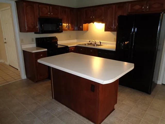 3 bed, 2.0 bath, 1350 sqft, $1,940 — Photo 2