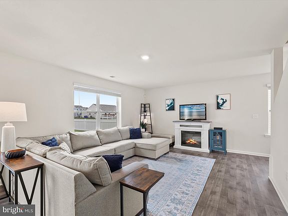 5th image of 403 Grainery Way