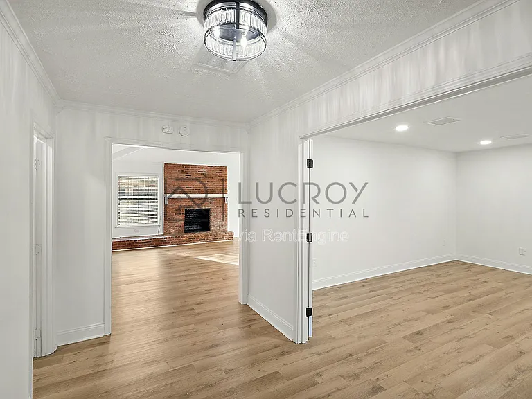 816 Winthrop Cir — Photo 2