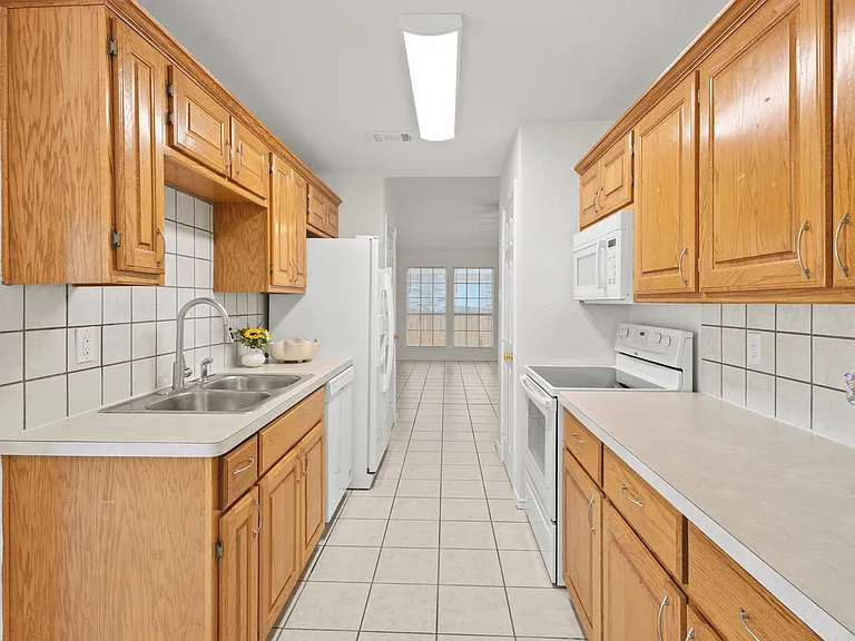 1011 Waterview Dr — Photo 7