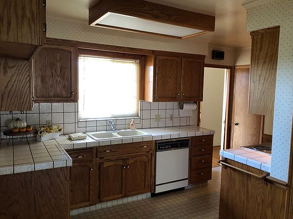 5th image of 709 Park St