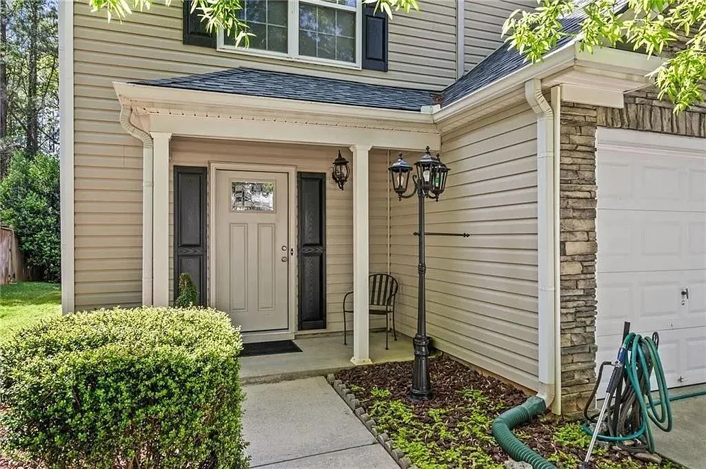 3 bed, 2.5 bath, 1680 sqft, $2,300 — Photo 2