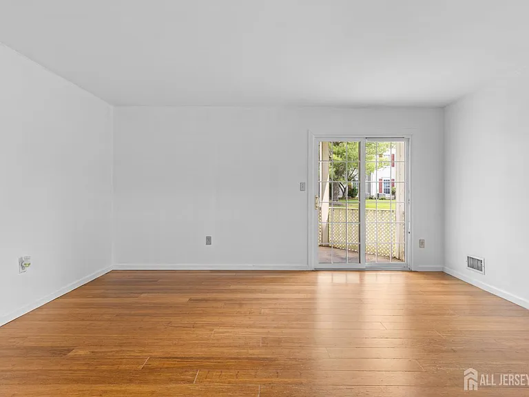 454 Northam Dr — Photo 4