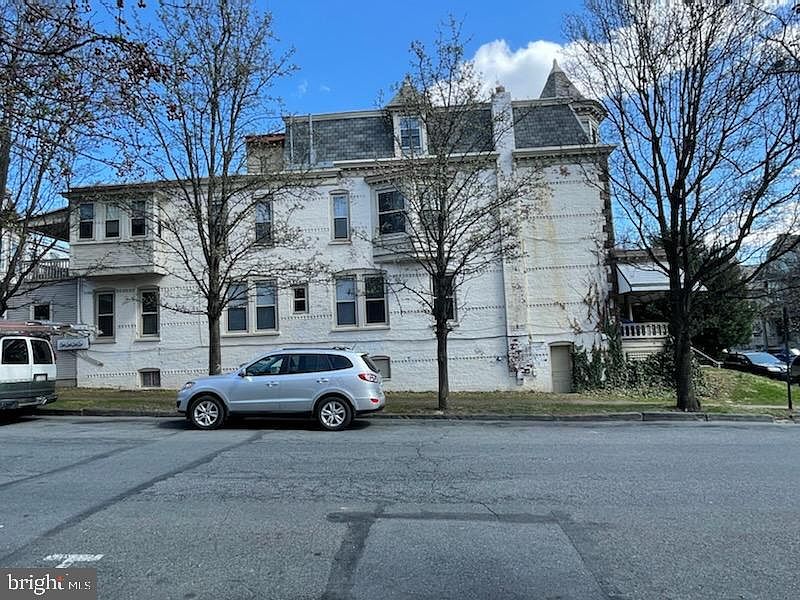 2nd image of 401 Spring St