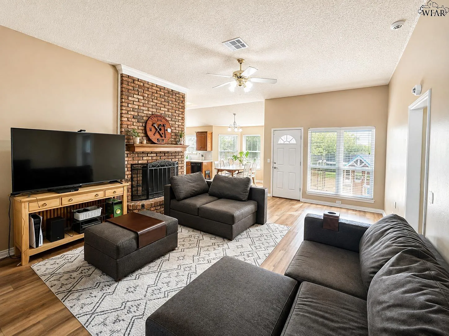 3 bed, 2.0 bath, 1465 sqft, $1,900 — Photo 4