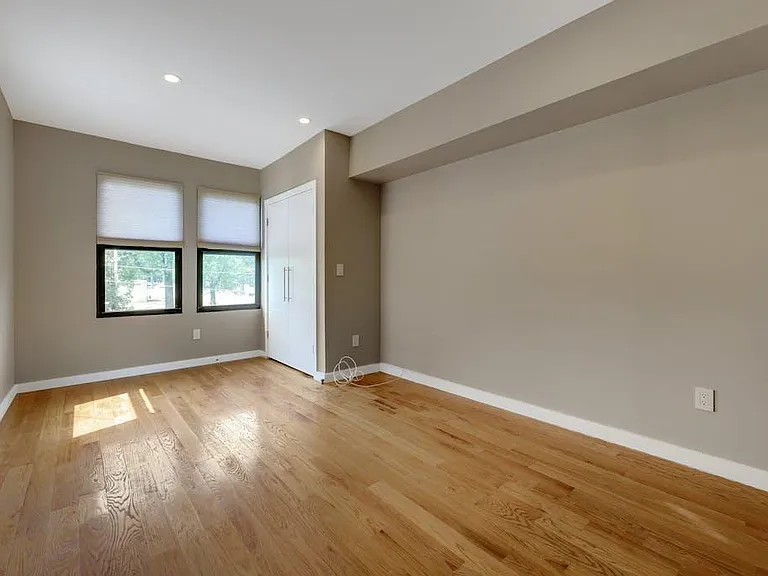 115 W Englewood Ave — Photo 17