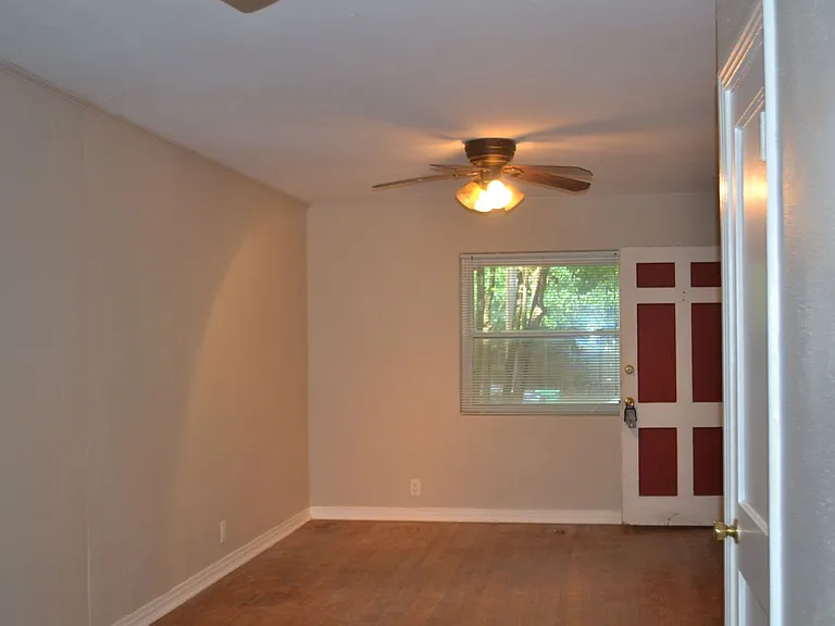 904 Denton St — Photo 3